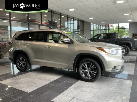 Red 2016 Toyota Highlander XLE V6 for sale in Kansas City, MO