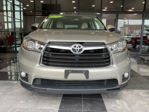 Photos of 2016 Toyota Highlander XLE V6 for sale in Kansas City, MO at Jay Wolfe Toyota