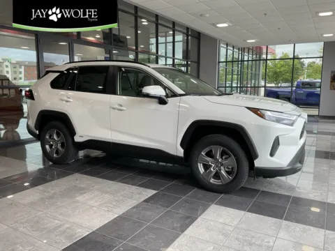 White 2025 Toyota RAV4 Hybrid XLE for sale in Kansas City, MO