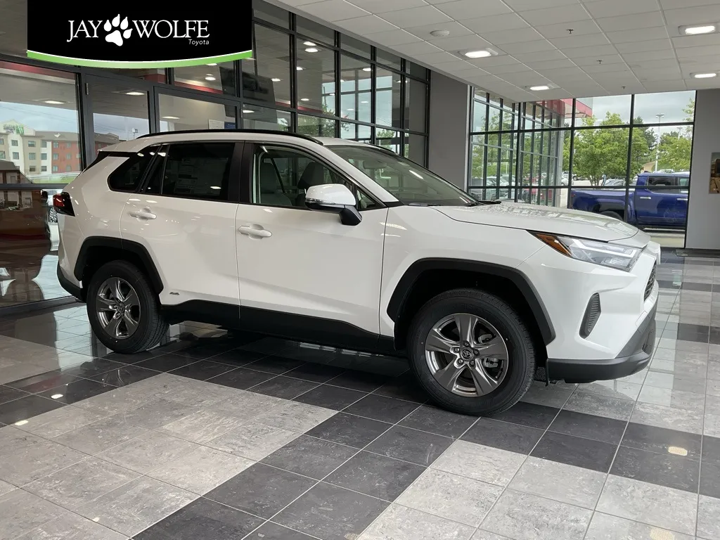 White 2025 Toyota RAV4 Hybrid XLE for sale in Kansas City, MO