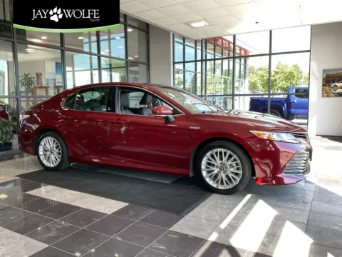 Red 2018 Toyota Camry Hybrid XLE for sale in Kansas City, MO