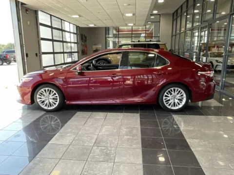 More photos of 2018 Toyota Camry Hybrid XLE at Jay Wolfe Toyota, MO