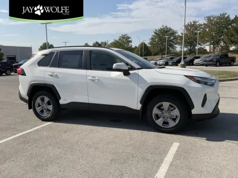 White 2025 Toyota RAV4 Hybrid XLE for sale in Kansas City, MO