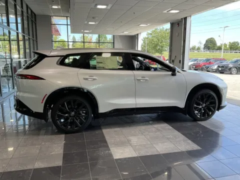 More photos of 2025 Toyota Crown Signia Limited at Jay Wolfe Toyota, MO