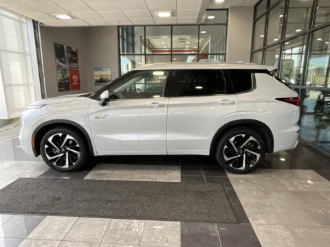 More photos of 2023 Mitsubishi Outlander PHEV SEL at Jay Wolfe Toyota, MO