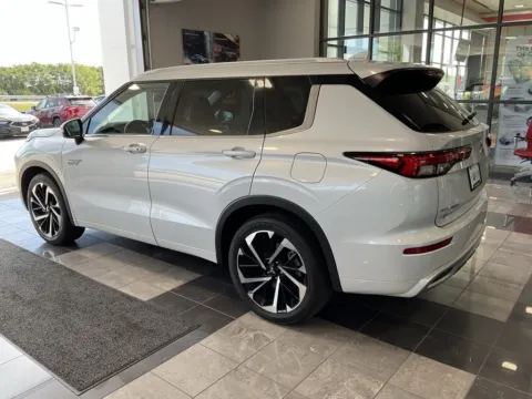 More photos of 2023 Mitsubishi Outlander PHEV SEL at Jay Wolfe Toyota, MO