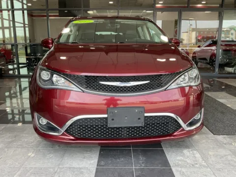 Photos of 2017 Chrysler Pacifica Touring L for sale in Kansas City, MO at Jay Wolfe Toyota