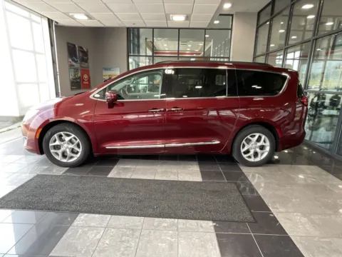 More photos of 2017 Chrysler Pacifica Touring L at Jay Wolfe Toyota, MO
