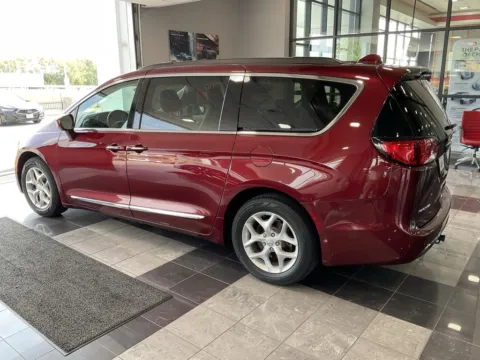 More photos of 2017 Chrysler Pacifica Touring L at Jay Wolfe Toyota, MO