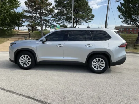 More photos of 2025 Toyota Grand Highlander Hybrid XLE at Jay Wolfe Toyota, MO