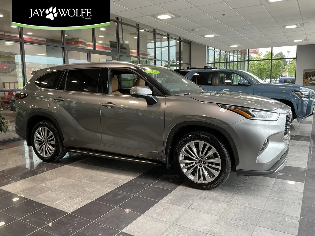 Gray 2025 Toyota Highlander Hybrid Platinum for sale in Kansas City, MO