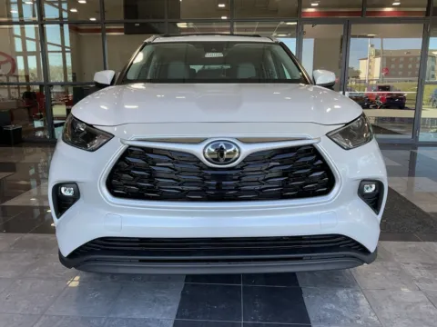 Photos of 2025 Toyota Highlander Hybrid XLE for sale in Kansas City, MO at Jay Wolfe Toyota