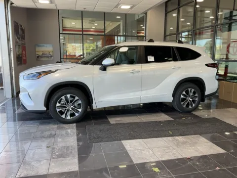 Another view of 2025 Toyota Highlander Hybrid XLE for sale in Kansas City, MO at Jay Wolfe Toyota