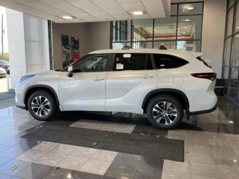 More photos of 2025 Toyota Highlander Hybrid XLE at Jay Wolfe Toyota, MO