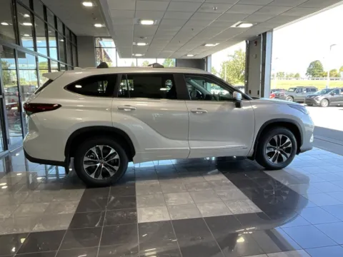 More photos of 2025 Toyota Highlander Hybrid XLE at Jay Wolfe Toyota, MO