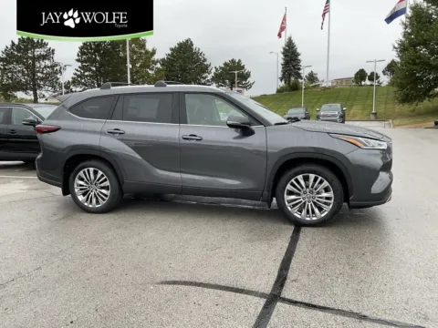 Gray 2025 Toyota Highlander Platinum for sale in Kansas City, MO