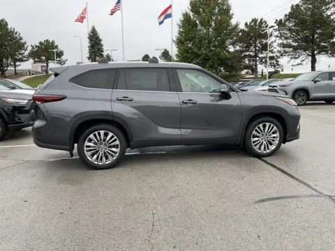 More photos of 2025 Toyota Highlander Platinum at Jay Wolfe Toyota, MO