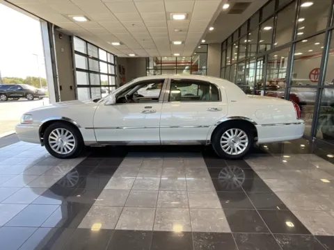More photos of 2004 Lincoln Town Car Ultimate at Jay Wolfe Toyota, MO