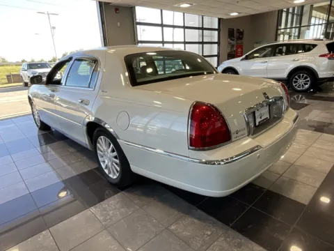 More photos of 2004 Lincoln Town Car Ultimate at Jay Wolfe Toyota, MO