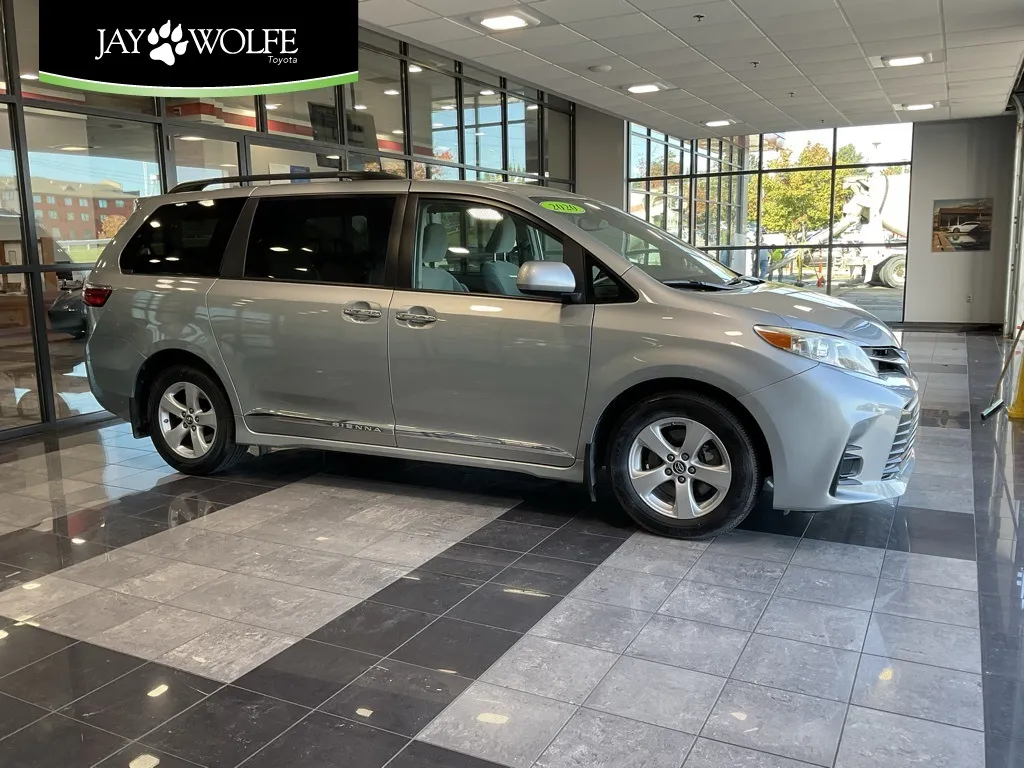 Silver 2020 Toyota Sienna LE for sale in Kansas City, MO