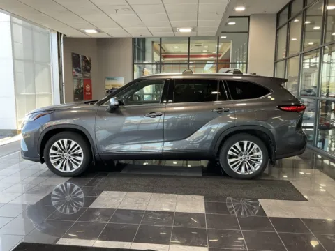 More photos of 2023 Toyota Highlander Platinum at Jay Wolfe Toyota, MO