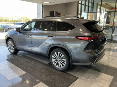 More photos of 2023 Toyota Highlander Platinum at Jay Wolfe Toyota, MO