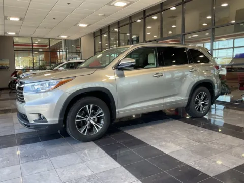 Another view of 2016 Toyota Highlander XLE V6 for sale in Kansas City, MO at Jay Wolfe Toyota