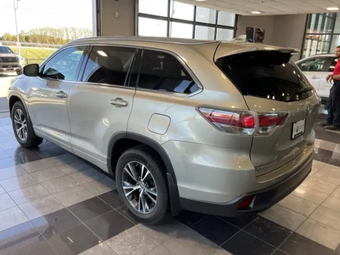 More photos of 2016 Toyota Highlander XLE V6 at Jay Wolfe Toyota, MO