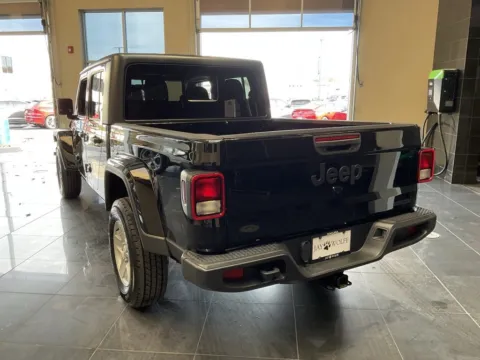 More photos of 2021 Jeep Gladiator Sport S at Jay Wolfe Acura, MO