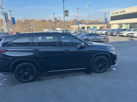 More photos of 2023 Toyota Highlander L at Jay Wolfe Acura, MO