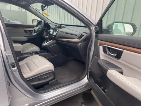 More photos of 2019 Honda CR-V Touring at Jay Wolfe Acura, MO