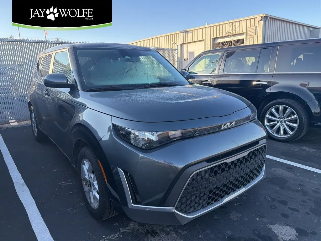 Gray 2023 Kia Soul LX for sale in Kansas City, MO