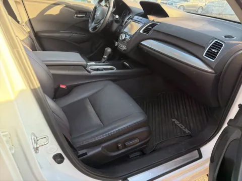 More photos of 2017 Acura RDX w/Advance Pkg at Jay Wolfe Acura, MO