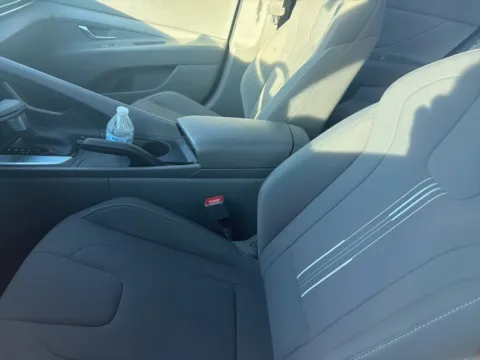 More photos of 2022 Hyundai Elantra SEL at Jay Wolfe Acura, MO