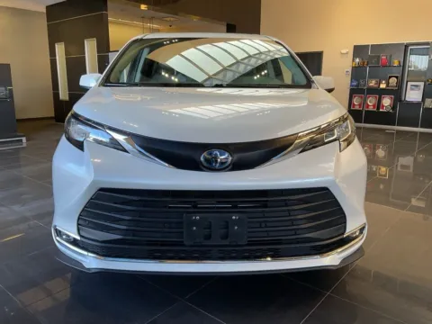 Photos of 2022 Toyota Sienna XLE for sale in Kansas City, MO at Jay Wolfe Acura