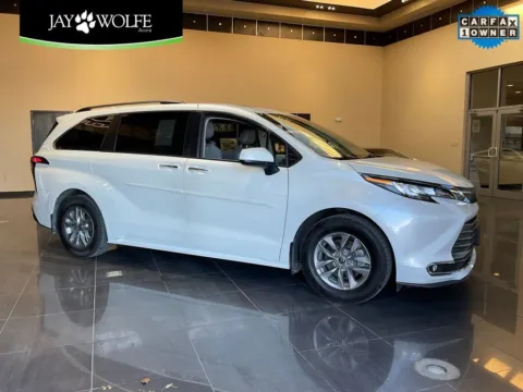 White 2022 Toyota Sienna XLE for sale in Kansas City, MO