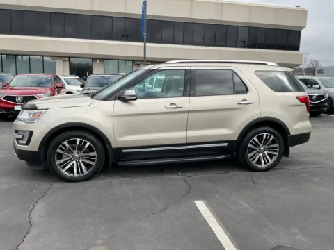 More photos of 2017 Ford Explorer Platinum at Jay Wolfe Acura, MO
