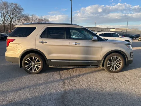 More photos of 2017 Ford Explorer Platinum at Jay Wolfe Acura, MO