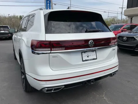 More photos of 2024 Volkswagen Atlas 2.0T SEL Premium R-Line at Jay Wolfe Acura, MO