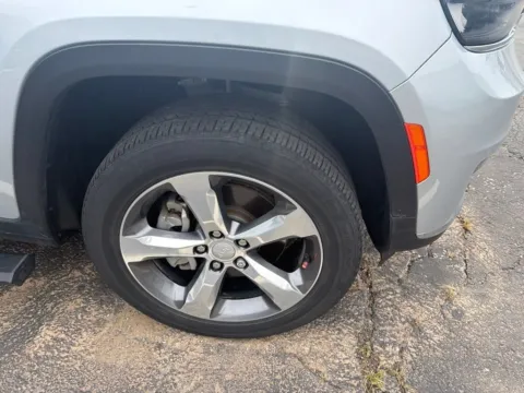 Photos of 2021 Jeep Grand Cherokee L Limited for sale in Kansas City, MO at Jay Wolfe Acura