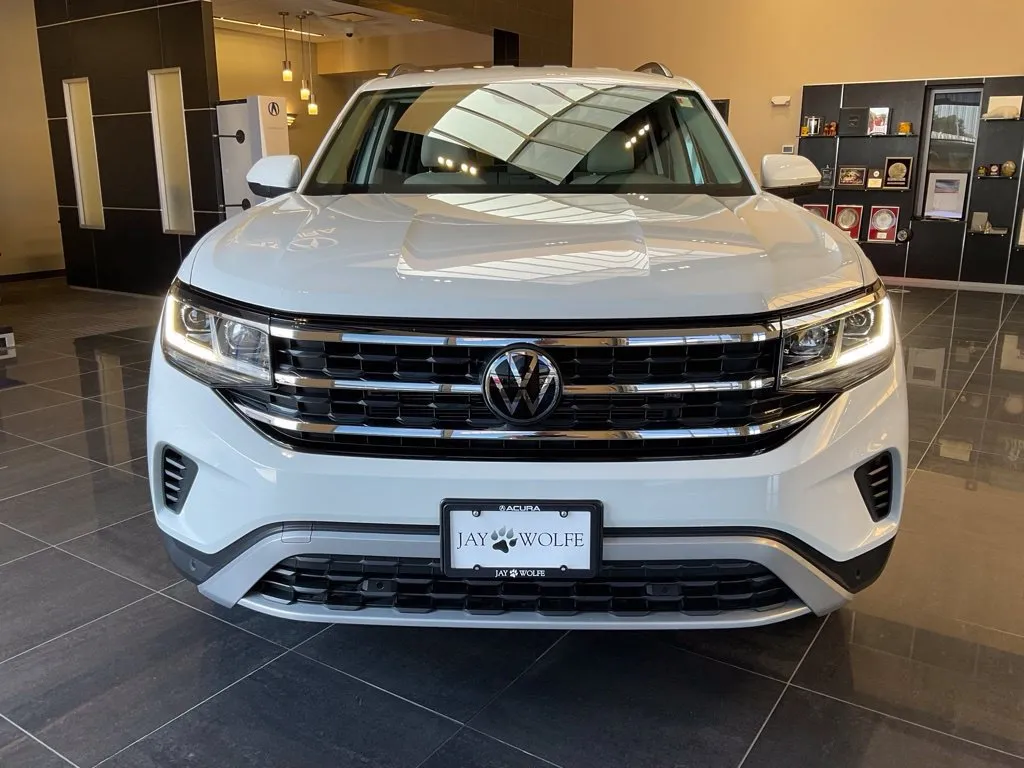 Used 2023 Volkswagen Atlas SE w/Tech with VIN 1V2HR2CA0PC548323 for sale in Kansas City