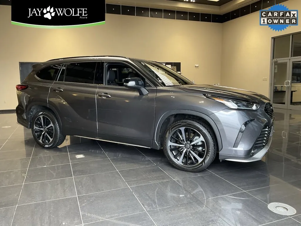 Gray 2022 Toyota Highlander XSE for sale in Kansas City, MO