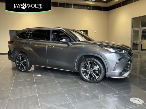 Gray 2022 Toyota Highlander XSE for sale in Kansas City, MO