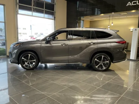 More photos of 2022 Toyota Highlander XSE at Jay Wolfe Acura, MO