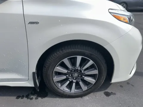More photos of 2019 Toyota Sienna Limited Premium at Jay Wolfe Acura, MO