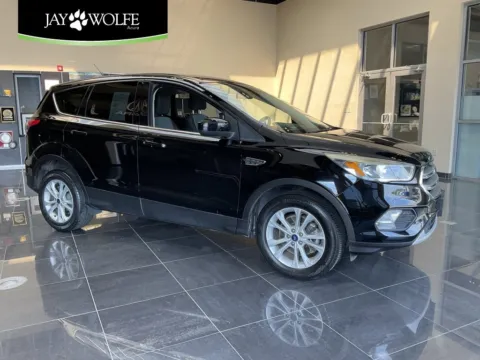 Red 2017 Ford Escape SE for sale in Kansas City, MO
