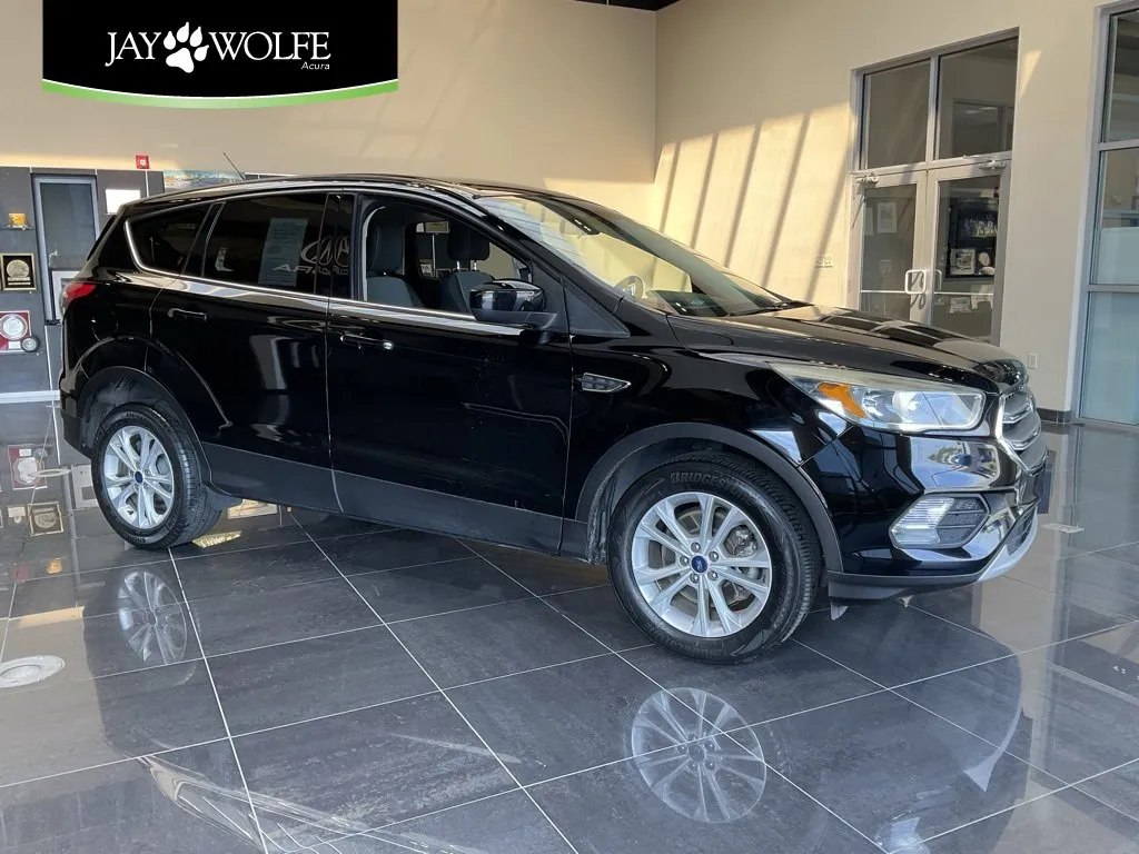 Red 2017 Ford Escape SE for sale in Kansas City, MO