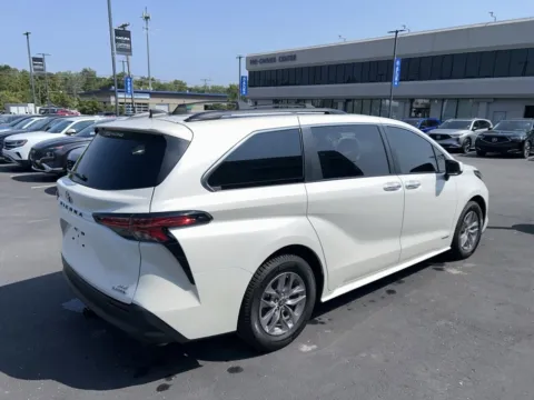 More photos of 2021 Toyota Sienna XLE at Jay Wolfe Acura, MO