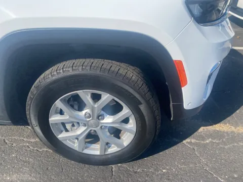 More photos of 2023 Jeep Grand Cherokee Limited at Jay Wolfe Acura, MO