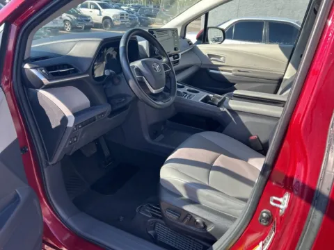 More photos of 2023 Toyota Sienna XLE at Jay Wolfe Acura, MO